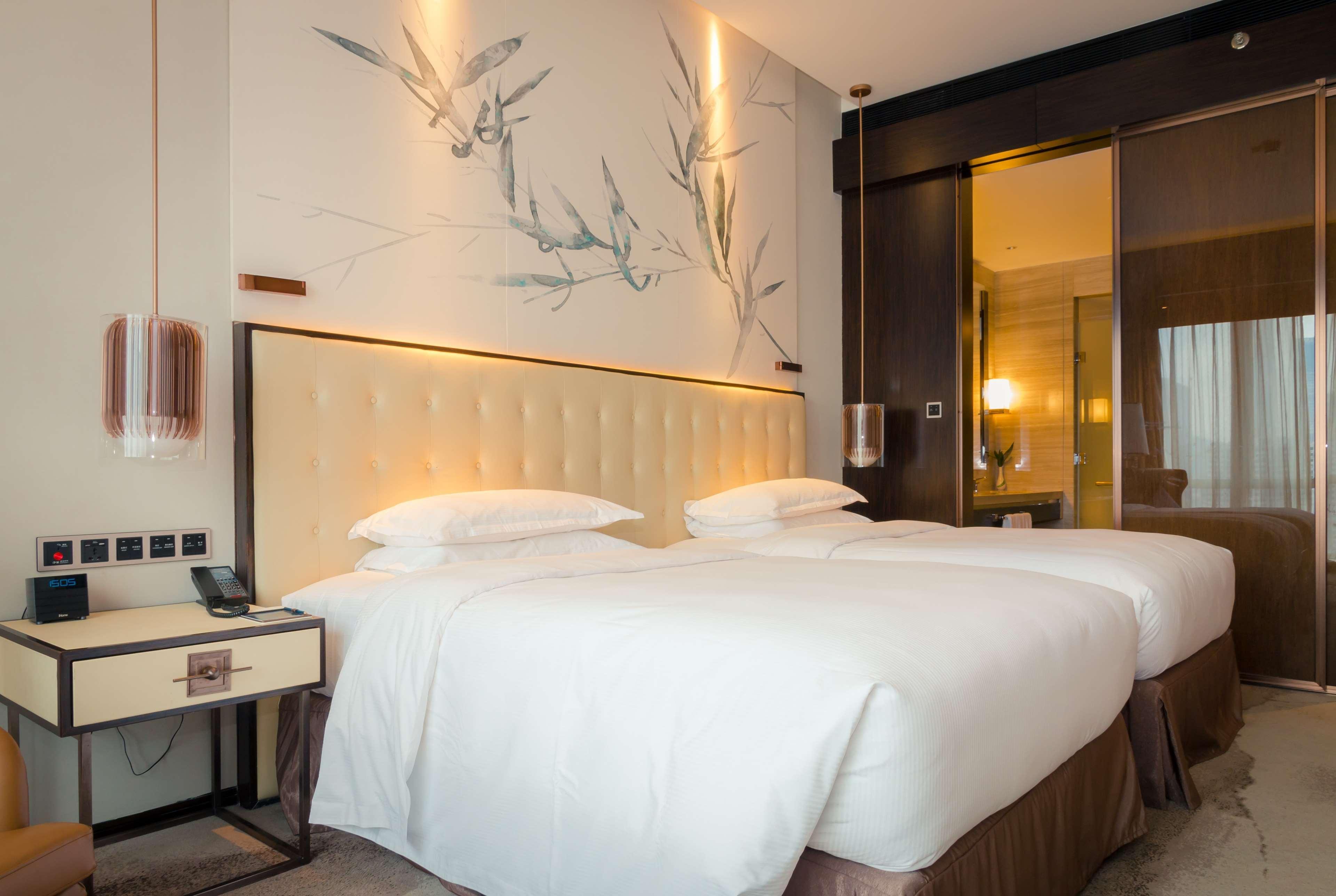 Hilton Shenzhen Futian, Metro Station At Hotel Front Door, Close To Futian Convention & Exhibition Center Exterior photo