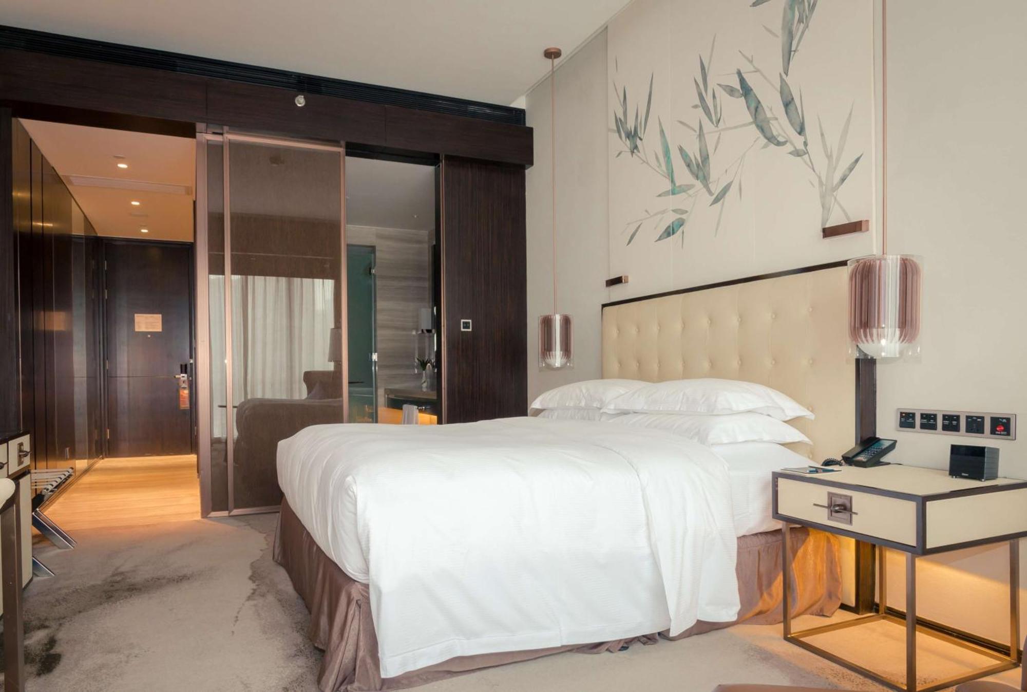 Hilton Shenzhen Futian, Metro Station At Hotel Front Door, Close To Futian Convention & Exhibition Center Exterior photo