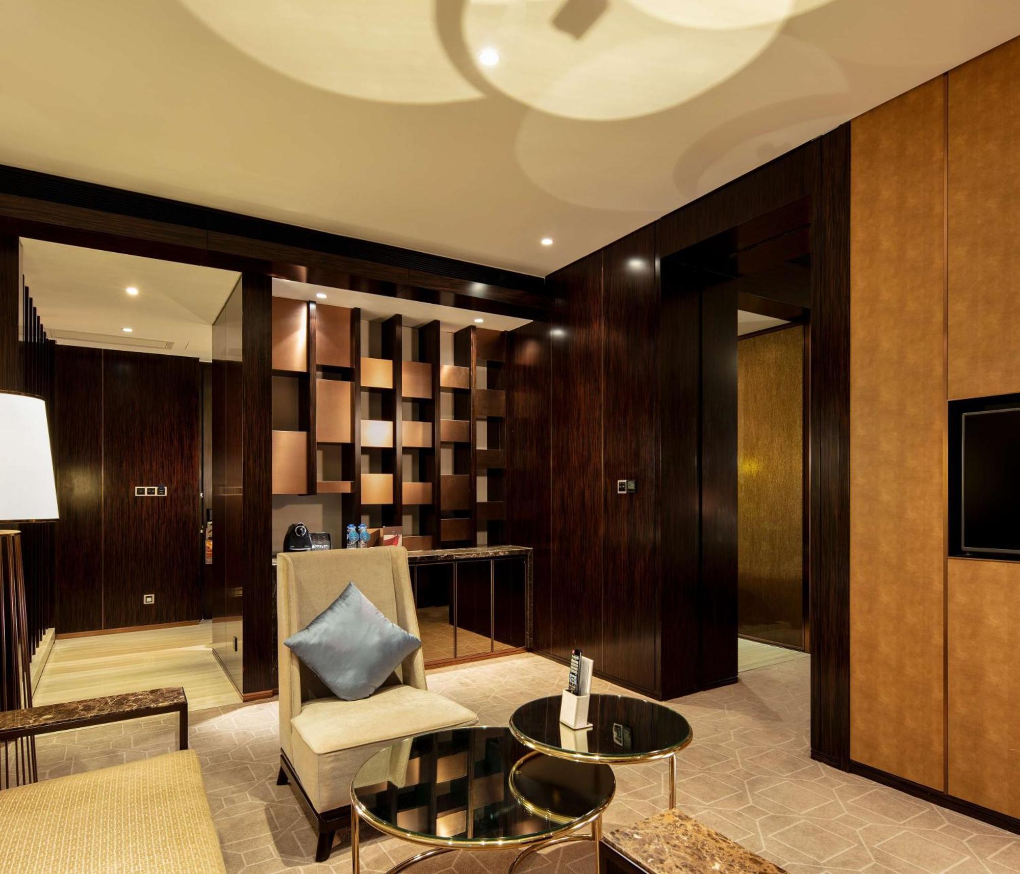 Hilton Shenzhen Futian, Metro Station At Hotel Front Door, Close To Futian Convention & Exhibition Center Exterior photo